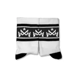 Par de medias blancas con detalles en azul y negro. Presentan el logo de la marca en el tobillo y un diseño geométrico en la parte superior.