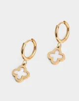 Aros dorados tipo argolla con dije colgante de trébol de cuatro hojas con interior de nácar blanco.