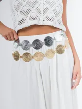 Cinto dorado de metal con eslabones y monedas circulares texturadas.