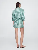 Short amarillo con finas rayas verticales negras, de corte holgado y cintura elástica.