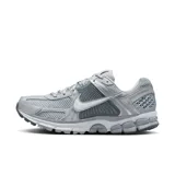 Championes Nike Zoom Vomero 5 color gris con detalles plateados y blancos.