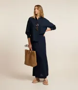 Pollera midi azul marino confeccionada en viscolino, con cintura elastizada y cordón ajustable.