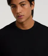 Remera masculina negra de manga corta, cuello redondo y corte relaxed, confeccionada en algodón y poliéster con textura de mini waffle.