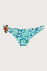 Calzón de bikini con estampado floral en tonos celeste, azul y blanco, con accesorio de aro de madera en el lateral.