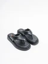 Sandalias negras de cuero con plataforma.