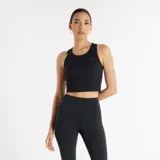 Musculosa deportiva New Balance negra, de corte ajustado, con logo pequeño en el pecho y espalda deportiva.