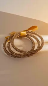 Set de pulseras elaboradas con brillantes en color negro, ideal para añadir un toque elegante.