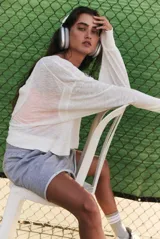 Buzo de algodón y poliéster color blanco, de manga larga y cuello redondo.