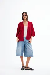 Kimono de tejido de punto calado color rojo, con mangas 3/4 amplias y corte holgado.