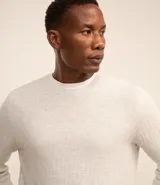 Suéter masculino de malla de viscosa y poliamida color gris claro, con textura de cuadros grid, cuello redondo y mangas largas.
