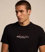 Remera negra de algodón con cuello redondo y mangas cortas. Estampa en la espalda con dos carpas koi y texto en japonés.