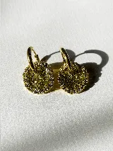 Par de aros dorados con dije circular de resina color terracota con glitter y borde de strass.