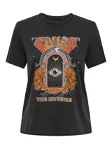 Remera negra de algodón con cuello redondo, mangas cortas y calce regular. Estampado con la frase "Trust the Universe" y diseño con serpiente, ojo y tigres.