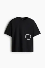 Remera negra de corte holgado con estampado blanco en el frente que incluye las letras "NY" y el número "25".