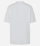 Remera blanca de algodón BCI con cuello redondo y mangas cortas. Presenta un bordado de un chihuahua con un suéter a rayas y la palabra "Hello".