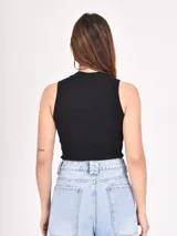 Musculosa de punto color lila, con cuello redondo y sisas anchas.