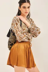 Short color ocre con cintura elastizada y cordón ajustable.
