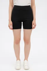Short biker negro de calce ajustado y cintura alta.