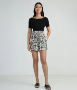 Short de viscosa con estampado floral, cintura elástica y cordón de ajuste.