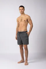 Short de baño gris con cintura elastizada y cordón ajustable. Tiene bolsillos laterales y logo de la marca en la pierna derecha.