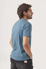 Remera gris de corte clásico con cuello redondo y mangas cortas.