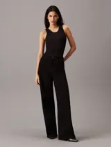 Remera negra de modal elástico con estructura de canalé, cuello redondo, corte slim y sin mangas.