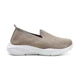 Zapato casual Korium Confort Lucy, color negro con textura brillante, sin cordones y suela blanca.