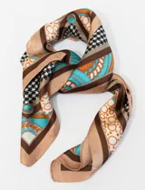 Pañuelo cuadrado de satén estampado con motivos geométricos y florales en tonos marrón, beige, naranja, celeste y negro.