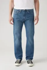 Pantalón de jean de corte recto, color azul medio.
