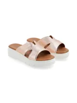 Sandalia plateada con capellada de cuero metalizado, suela anatómica, forro y plantilla de cuero, y suela de PU. Diseñada en Uruguay y fabricada en colaboración con Relaxshoe.