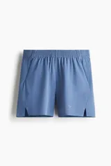 Short deportivo celeste a media pierna, confeccionado en tejido funcional DryMove™ que absorbe el sudor. Cuenta con cintura elástica con cordón ajustable, bolsillos laterales con cierre, orificios de ventilación cortados a láser y abertura lateral en el bajo.