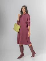 Vestido tipo polera de tejido liviano y elastizado, color vino tinto jaspeado, con cuello tortuga y mangas largas. Presenta un calce oversized.