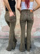 Pantalón de jean corte oxford color gris oscuro con pespuntes rojos.