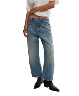 Jeans de mezclilla azul claro con efecto desgastado y lavado, de corte recto y tiro medio/alto.