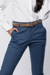 Pantalón de gabardina color gris topo, de corte recto y tiro medio.
