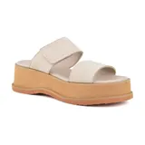 Sandalias color beige con plataforma y doble tira con ajuste de velcro.