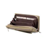 Billetera color beige con doble compartimento con cierre, correa de mano y logo de la marca en el frente.