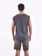 Musculosa gris con estampado de auto clásico y texto en negro.