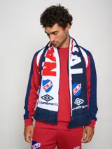 Bufanda de fútbol Umbro del Club Nacional de Football, con flecos en los extremos. Diseño con los colores del club: azul, blanco y rojo. Incluye el escudo del club y el logo de Umbro.