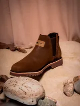 Botines Chelsea de cuero color marrón con elástico lateral, suela de goma y logo de Star Wars en el lateral.