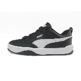 Zapatillas Puma Lifestyle negras con detalles en blanco, cordones negros y suela blanca.