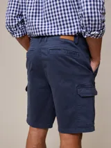 Bermuda cargo azul marino de sarga, con bolsillos laterales y traseros con solapa.