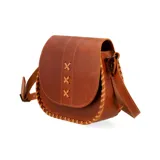 Cartera bandolera marrón de cuero natural con solapa y cierre con broche imantado.