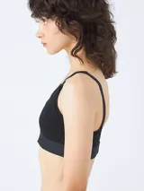 Brasier premamá de encaje negro, con copas suaves y elásticas, diseñado para ofrecer soporte flexible y comodidad durante la lactancia.