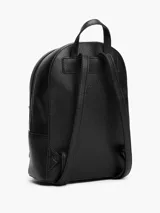 Mochila negra de poliuretano con acabado granulado, logo engomado de Tommy Jeans en el frente, asa superior, correas ajustables y bolsillo exterior con cremallera.