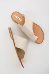 Sandalia de cuero color marrón con diseño geométrico y minimalista, ideal para el verano.