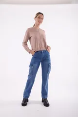 Jean slim color azul claro, con corte ajustado y diseño clásico de cinco bolsillos.