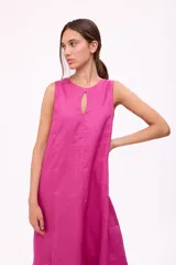 Vestido largo fucsia de lino, sin mangas y con escote redondo con abertura en forma de gota.