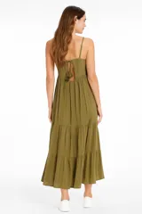Vestido largo blanco de viscosa con breteles finos, escote recto, bordado en el busto y falda con volados.