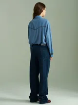 Camisa celeste de algodón con corte clásico y caída suelta. Presenta vivos en cuadrillé trazados en puños, canesú de la espalda y al pie del cuello.